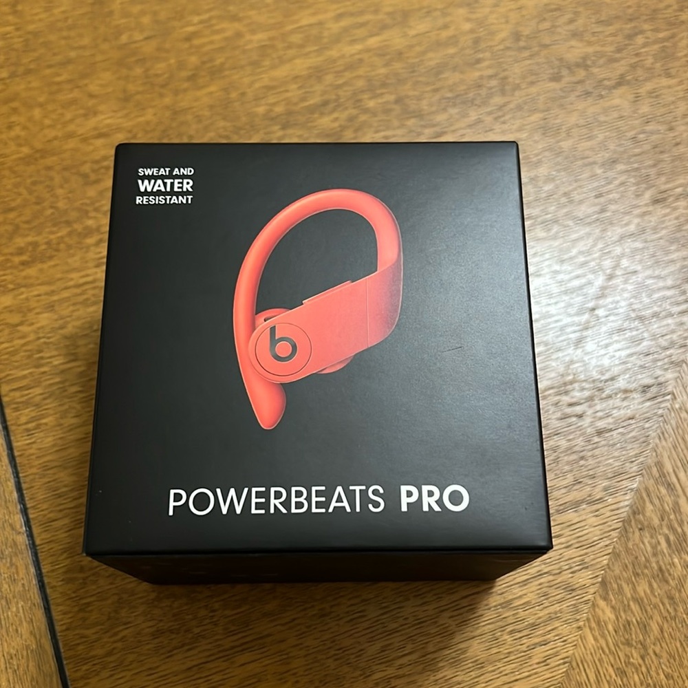 Powerbeats PRO Wireless Earphones with charging case
